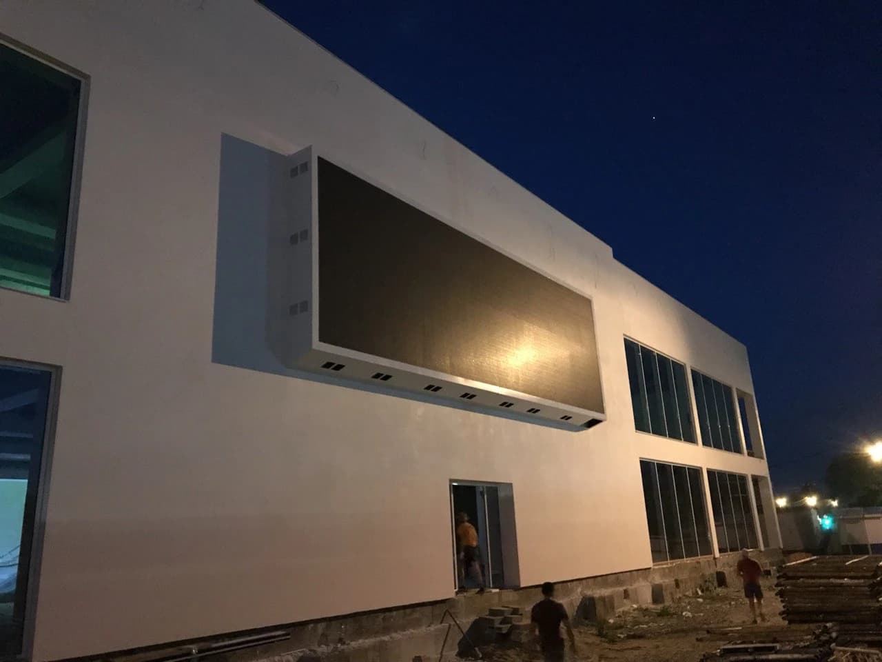 Ночные работы бригады DIOD23 на LED-экране в Краснодаре